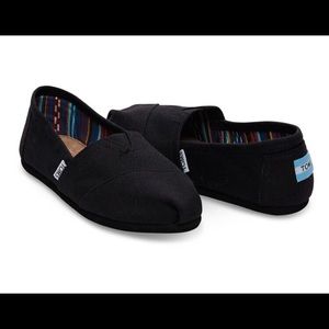 New black TOMS